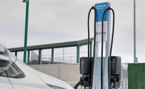 GM launches program to install 40,000 electric vehicle charging stations in the U.S. and Canada ...