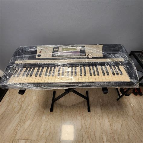 Yamaha keyboard with stand, Hobbies & Toys, Music & Media, Musical Instruments on Carousell