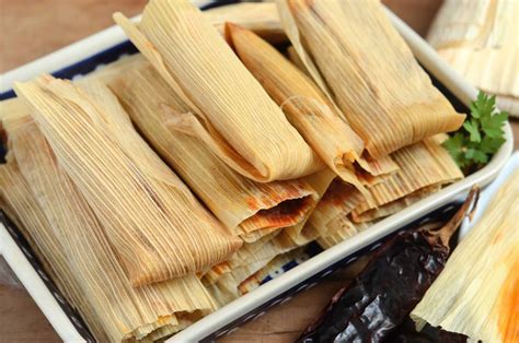 Tamales rojos de pollo - Papillotes de maïs au poulet, l'ancêtre ...