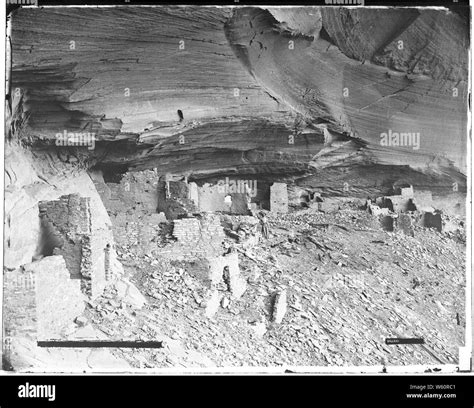 Archaeology of Southwestern U.S.: Eastern cave of Mummy Cave, Canyon de Chelly, Arizona Stock ...