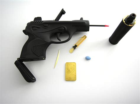 File:Ted Noten Chanel 001 gun bag 2011.jpg - Wikipedia, the free encyclopedia