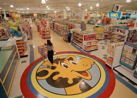 24 Pics to Remind You of the 90's Toys R Us Stores, Toys R Us Closing, Old Commercials, 2000s ...