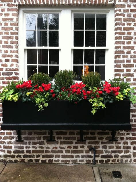 26 Window Box Planter Ideas to Brighten Up Your Home From the Inside Out | Window planter boxes ...