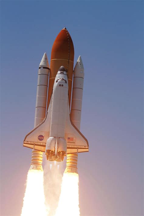 The Space Shuttle Takes Off : pics