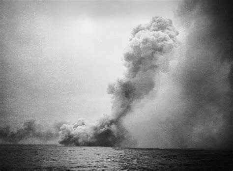 HMS Queen Mary explodes during the Battle of Jutland (800 x 605) : r ...