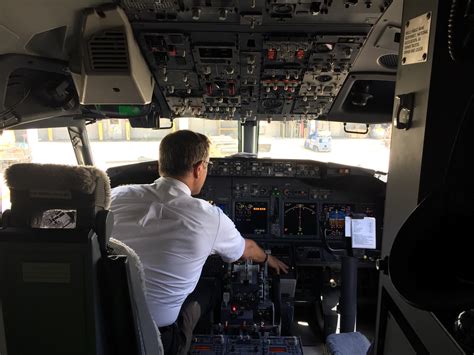 737-900er cockpit... Don’t worry they let me : r/aviation