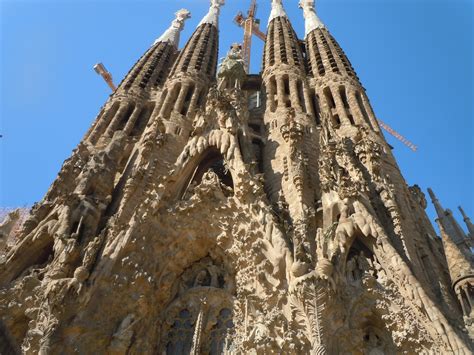 Sagrada Familia—4 towers, entranceway, statues-2 | greenandprofitable.com