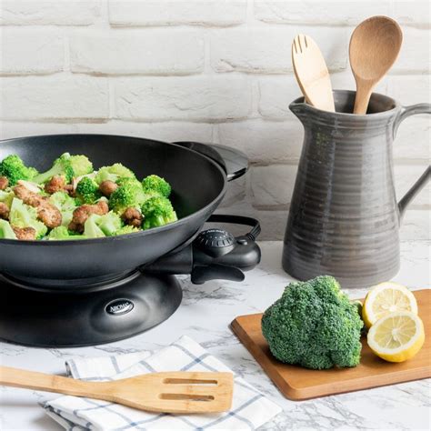 Electric Nonstick Wok - Lid Included - 5-Quart | AROMA Housewares