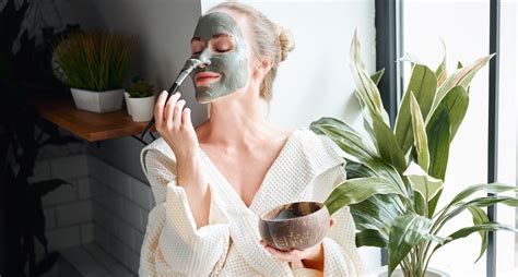 Bentonite Clay for Skin: Benefits and Uses - PureWow