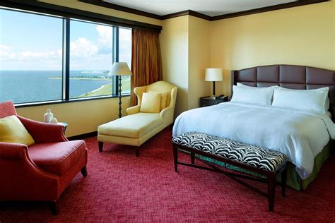 Upscale New Orleans City & Lake View Guestrooms | Marriott Metairie Hotel