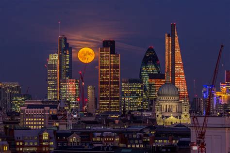 Stunning pictures show the changing state of the moon over London ...