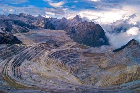 Operations at Freeport Grasberg copper mine remain blocked | MINING.com