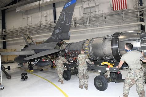 DVIDS - Images - F-16 Jet Engine Installation [Image 2 of 11]