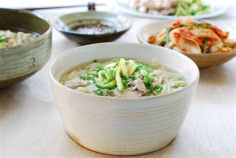 Dak Kalguksu (Chicken Noodle Soup) - Korean Bapsang