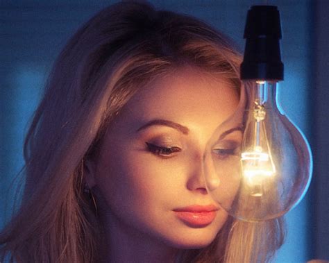 Pretty face, face, model, woman, light bulb, HD wallpaper | Peakpx