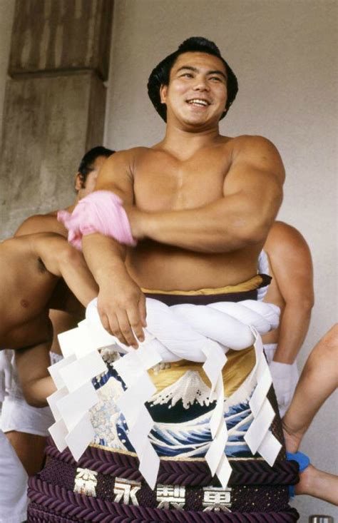 Chiyonofuji Mitsugu (With images) | Strongman, Guinness record, Photo