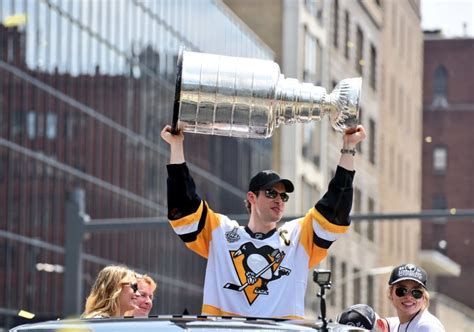 Sidney Crosby hoists the Stanley Cup at the Penguins' 2017 victory ...