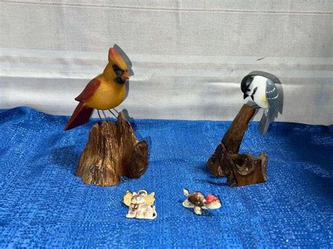 Wooden bird figurines - Auction Services LTD