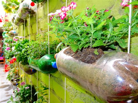 Doodoa Ideas Creativas - Reciclado creativo » Utiliza las botellas de plástico como maceteros