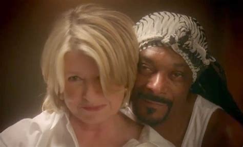 Explaining The Unlikely Pairing of Martha Stewart and Snoop Dogg - TVovermind