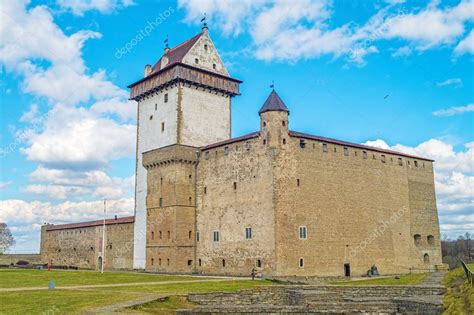 Herman Narva Castle facade, Narva, Estonia. — Stock Photo © tuulijumala #175254550