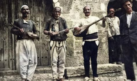 Një grup i muzikës popullore gjatë viteve '30 në Rahovec (FOTO)