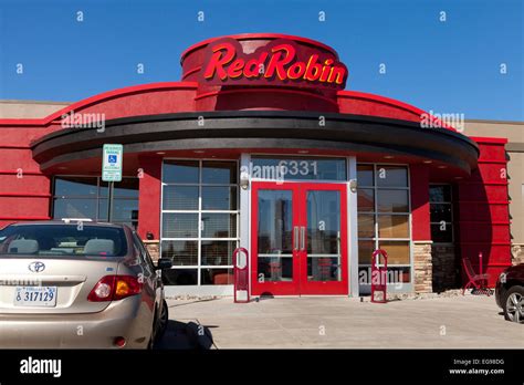 Red Robin restaurant storefront - USA Stock Photo - Alamy