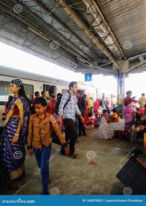 Daily Life at Katwa Railway Station Editorial Image - Image of station ...