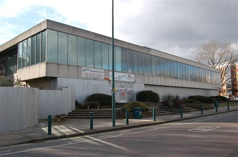 Erith Pools | Erith swimming pool after closure, seen from E… | Flickr