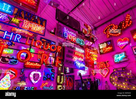 Salle pleine de couleurs vives et des enseignes au néon, néon shop ...