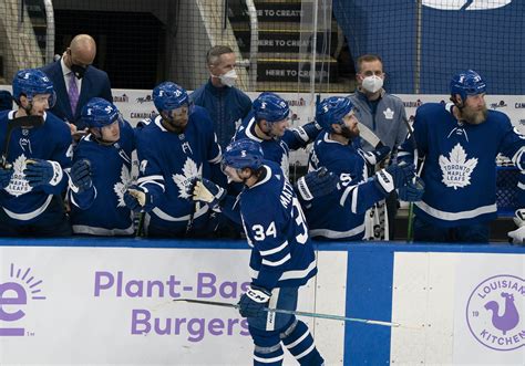 Auston Matthews’ hat trick helps Leafs win tight one over Sens