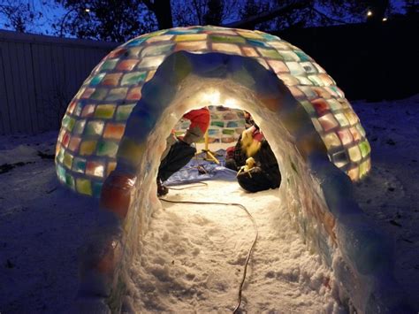 Pareja Constrye Iglú, Con Cajas De Leche Y Mucha Nieve