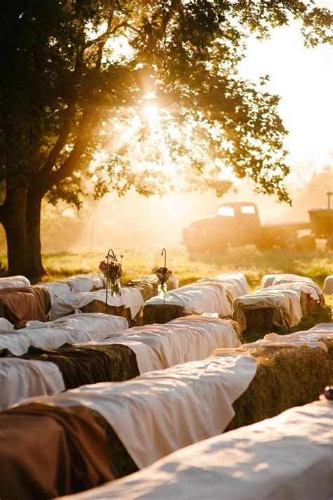 Hay bales with covers | Mariage campagne, Déco mariage exterieur, Mariage country