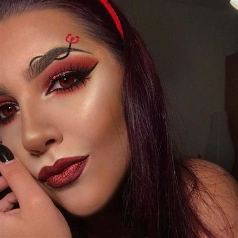 10 Easy Ways to Do Devil Makeup for Halloween 2018 | Byrdie UK #halloween #halloween #2018 ...