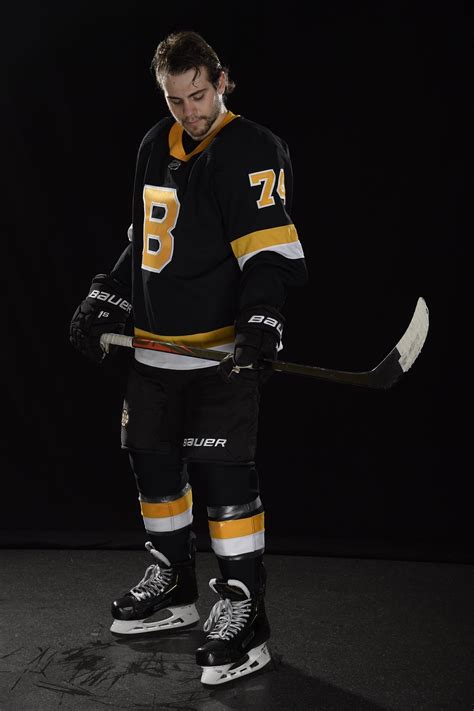 Boston Bruins Alternate Uniform — UNISWAG