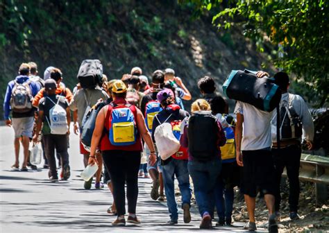 Colombia to give temporary protective status to Venezuelan migrants