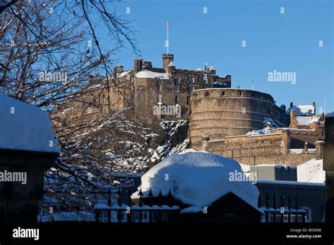 Edinburgh castle snow hi-res stock photography and images - Alamy