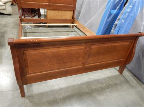 QUEEN SIZE SLEIGH BED FRAME WARM CHESTNUT - Big Valley Auction