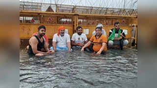 Delhi Rains: दिल्‍ली में चारों तरफ पानी-पानी और पालथी म...