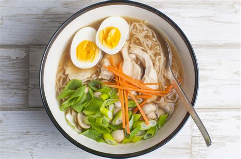 Quick ramen soup with chicken - or homemade instant noodles!