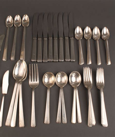 Lot 219: Lunt Silver Flatware, Modern Classic Pattern, 63 pieces | Case Auctions