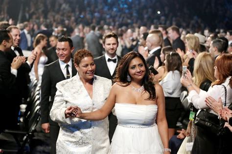 Queen Latifah Officiates Thirty Three Weddings At The Grammy Awards ...