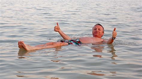 Mar Muerto - Imágenes flotando en el agua -Turismo Israel. Tierra Santa. Dead sea floating ...