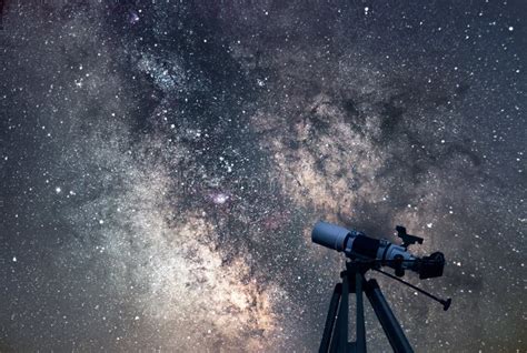 Telescopio Nella Notte Stellata Via Lattea E Telescopio Astronomia Immagine Stock - Immagine di ...