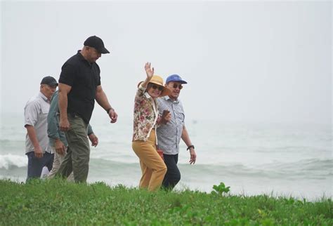 Relatives of Daniel Noboa accompany him in Olon to receive the results ...