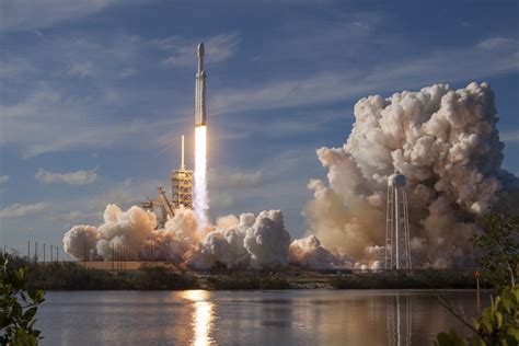 SpaceX successfully launching a Tesla roadster into space – AVIATIONNEWS.EU