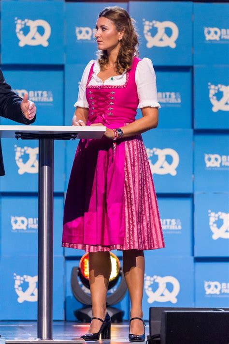 Journalistin Sandra Thier im Dirndl - Creative Commons Bilder