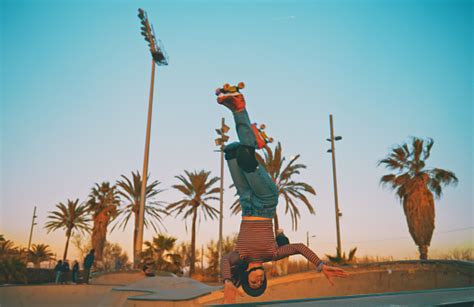 Gadis Muda Terampil Ekstrim Melakukan Trik Skating Dan Stunts Di Luar Taman Skateboard Foto Stok ...