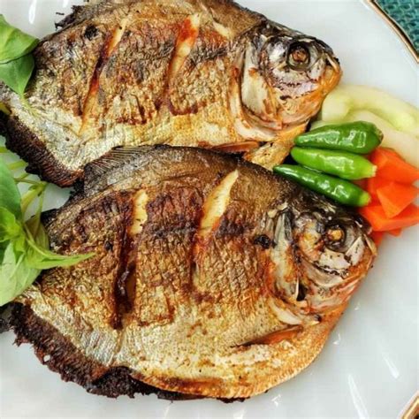 Pan Seared Pomfret Fish - IzzyCooking