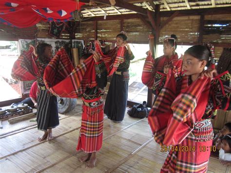 T'boli dance Lemuhen Dancers | Traditional outfits, Cultural dance, Fashion